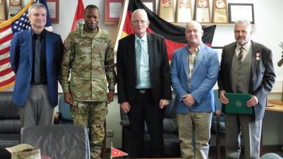 Bild: prd
Bei der Ehrung (von links):	Hans-Jürgen Pirner, Major General James M. Smith, Helmut Haufe, Kevin Herrig und Klaus Krapf.