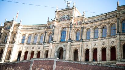 Symbolbild: Sina Schuldt
Der bayerische Landtag in München. Bie ausgewählten Ausschüssen soll es weiterhin Live-Übertragungen geben.