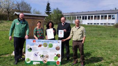 Bild: Grundschule Plößberg/exb
Die Grundschule Plößberg ist die nächsten fünf Jahr Naturparkschule. Im Bild die Übergabe der Urkunde durch den Neustädter Landrat Andreas Meier (Zweiter von rechts). Mit dabei waren Naturparkranger Heiko Hoffmann, Naturpark-Geschäftsführer Stefan Härtl, Rektorin Diana Dippel und die Umweltbeauftragte der Grundschule Plößberg, Ulrike Remold.