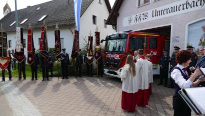 Bild: ga
Das neue Fahrzeug der Feuerwehr Unterauerbach segnete Pfarrer Walter Hofmann.