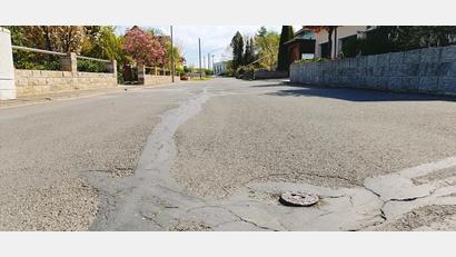 Bild: fks
Der Doggenweg in Reuth bei Erbendorf soll eine neue Tragschicht bekommen, die Asphaltierungsarbeiten wurden in der jüngsten Gemeinderatssitzung vergeben.