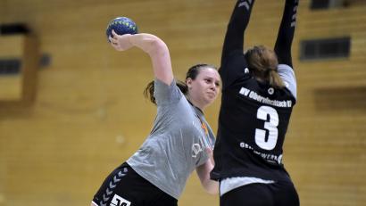 Archivbild: Hubert Ziegler
Nach zwei Heimspielen zum Auftakt der Abstiegsrunde muss die HG Amberg (im Bild links Victoria Schaller) im ersten Auswärtsspiel zum SC Eltersdorf.