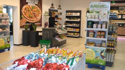 Bild: Hirsch
Im Nabburger "Vantastic Store" kann der Kunde aus 1000 veganen Artikeln auswählen. Leiter Christian Meyer (an der Kasse) berät Sie gerne.