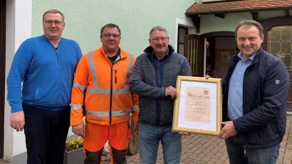 Bild: fz
Bürgermeister Anton Kappl verabschiedet Josef Pausch (von rechts) zusammen mit VG-Geschäftsleiter Hans Peter Wiesent (links). Nachfolger als Wasserwart ist Marco Norgauer (Zweiter von links).