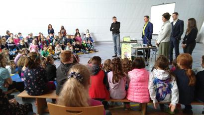 Bild: mma
Offene Ohren findet der Autor Kai Pannen (Vierter von rechts) in der Grundschule Hahnbach für seine Buchhelden.