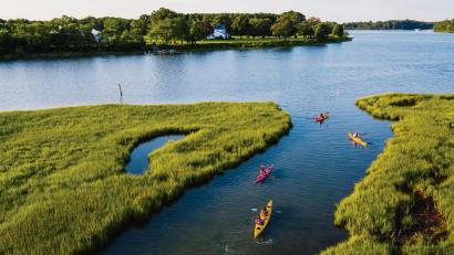 Bild:  Virginia Beach CVB/dpa
Die Gewässer in Virginia Beach lassen sich auf einer Kajaktour erkunden.
