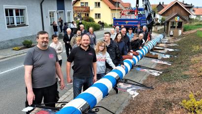 Bild: lg
Bevor der weißblaue Maibaum mit Unterstützung der Feuerwehr und des THW aufgestellt wurde, brachten die Mitglieder des EST die von Ludwig Berger sen. gefertigten Figuren am Baum an. Im Vordergrund die beiden Vorsitzenden Manfred Aschenbrenner und Gottfried Berger.