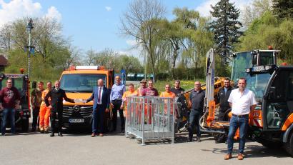 Bild: stg
Der Fuhrpark des städtischen Bauhofs wurde spürbar erweitert. Einen symbolischen Zündschlüssel nahm dafür Bürgermeister Roman Schäffler (Sechster von links) entgegen.