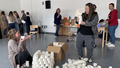 Bild: Rita Piehler/exb
Die angehenden Erzieherinnen beschäftigen sich in ihrer Teilzeitausbildung auch mit der Reggio-Pädagogik. Im Rahmen des Jubiläums „50 Jahre Fachakademie Weiden“ war das eine Vorbereitung auf die Fahrt in die italienische Stadt Reggio-Emilia.