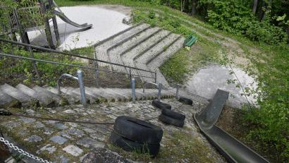 Bild: Petra Hartl
Der Abenteuerspielplatz an der Friedlandstraße in Amberg war mehr als zwei Jahre lang gesperrt. Wegen Corona und des Eichenprozessionsspinners. Jetzt ist er wieder benutzbar.