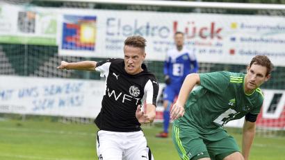Archivbild: Hubert Ziegler
Nach 150 Spielen im Trikot der DJK Ammerthal ist für Mario Zitzmann (rechts) am Saisonende Schluss beim Bayernligisten. Er wird Trainer beim SV 08 Auerbach.