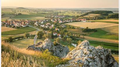 Bild: Robert Pelczer/Geopark Ries e.V./dpa
Fruchtbarer Riesenkrater: Die Landschaft des Nördlinger Ries wurde durch einen Astroiden-Einschlag geformt.