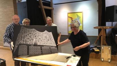 Bild: ubb
Fertig und bereit für viele interessierte Besucher: Im Kunsthaus hat das Aufbauteam gut 90 Werke von 22 Künstlern kunstvoll auf drei Ebenen verteilt.