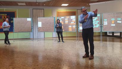 Bild: Biczysko/fph
Da geht’s lang: Moderator Gero Wieschollek (rechts) von „geografie & service“ in Regensburg übernahm die Moderation der „Zukunftswerkstatt“. Dritte Bürgermeisterin Christine Eisa war voller Eifer mit dabei.