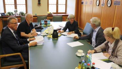 Bild: Stadt Tirschenreuth/exb
Das Organisationsteam der Tirschenreuther Passion 2022 bei seiner Besprechung im Rathaus (von links): Bürgermeister Franz Stahl, Peter Geyer und Gaby Saller (Produktionsleitung) sowie Manfred Grüssner und Marianne Stangl (Regieassistenz). Nicht im Bild: Spielerratssprecher Vinzenz Rahn.
