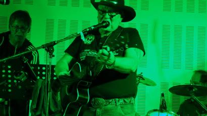 Bild: Houschka
Grünes Licht für gute Musik: Starker Auftritt mit einem Platz in der Geschichte des Musiker-Stammtischs: Country-Sänger Manfred Rechenbach und sein "Help me make it through the night" bleiben in Erinnerung.