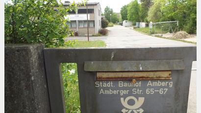 Bild: e
Auf dem rund zwei Hektar großen Gelände des einstigen Baubetriebshofs zwischen Amberger Straße und ehemaligem Bundeswehrsportplatz an der Staatsstraße 2165 in Kümmersbruck, das die Stadt Amberg letztes Jahr veräußert hat, soll ein Wohnpark mit 200 Wohneinheiten entstehen.