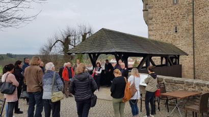 Bild: hba
Bei einer Führung mit Reinhard Schabl durch die Burg Falkenberg erhielten die Beteiligten einen umfassenden Einblick in den Umbau und die Geschichte der Burg.