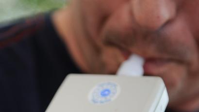 Symbolbild: Britta Pedersen/dpa
Bei einer Alkoholkontrolle fiel in Amberg ein junger Mann unangenehm auf.