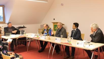 Bild: Susanne Forster
Bei der Podiumsdiskussion im Bärnauer Geschichtspark stellte Jürgen Herda (von links) Fragen an den Bärnauer Bürgermeister Alfred Stier, Ladislav Macák, Bürgermeister der Stadt Tachov (Tschechien), Jan Opl, Gemeindeoberhaupt von Tlučná (Tschechien) und den Flosser Rathauschef Robert Lindner. Ein Dolmetscher unterstützte bei der Kommunikation.