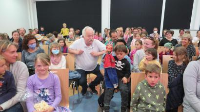 Bild: jzk
Puppenspieler Otto Rehne stimmte die Kinder auf das Puppenspiel ein.