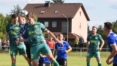 Archivbild: Gebert
Der SV Mitterteich empfängt am Samstag den SC Großschwarzenlohe. Martin Bächer (Dritter von links) fehlt aus privaten Gründen.