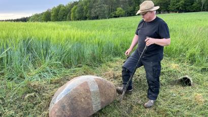 Bild: eik
Der Kreuzeweg, der zur Asphaltkapelle in Etsdorf hinauf führt, hat wieder Zuwachs bekommen: Kreuzeweg-Initiator Wilhelm Koch freut sich über den Kreuzband-Stein.
