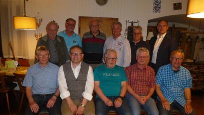 Bild: bk
Die Führungsriege des MGV 1914 Mantel mit (sitzend von links) Albert Puff, Harald Puckschamel, Siegfried Fischer, Helmut Weigl, Reinhold Stadick. Dahinter Max Hirmer, Heinz-Michael Karl, Max Melchner, Erwin Melischko, Michael Bertelshofer. Ihnen gratulierte Bürgermeister Richard Kammerer.