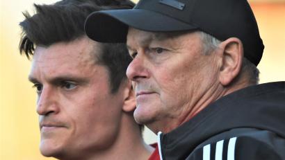 Bild: A. Schwarzmeier
Roland Rittner (rechts, daneben Co-Trainer Benjamin Urban) bestreitet sein letztes Heimspiel als Trainer des SC Luhe-Wildenau.