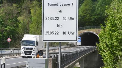 Bild: Gabi Schönberger
Ein Mal im Jahr wird der Mühlbergtunnel bei Neustadt/WN gewartet. Am 24. und 25. Mai muss er dafür komplett gesperrt werden, eine Umleitung wird eingerichtet.
