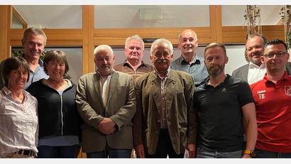 Bild: Tobias Becht
Der SSV Paulsdorf ehrt langjährige Mitglieder (von links): Stefanie Bock, Michael Mulzer, Klara Mulzer, Bernhard Koller, Peter Gebhard, Johann Schwarz, Josef Bechtl, Matthias Deierl, Dritter Bürgermeister Christian Drexler und Zweiter Vorsitzender Tobias Becht.