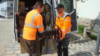 Bild: wmr
Bauhofleiter Wolfgang Stark und ein Mitarbeiter transportieren die neue Glocke in das Dachgeschoss.
