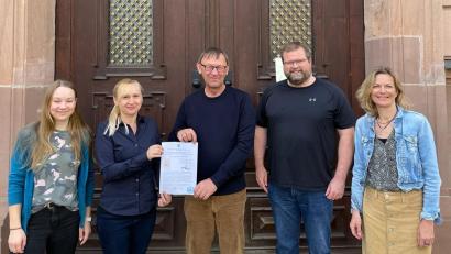 Bild: Tobias Kober/exb
Bei der Übergabe des Dankschreibens (von links): Schülersprecherin Amelie Nutz, Lesya Singer-Tryhub, Schulleiter Georg Meyer, Personalratsvorsitzender Thomas Prechtl sowie Elternbeiratsvorsitzende Gerda Krusche.