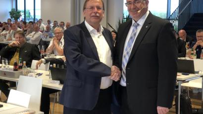 Bild: A. Schwarzmeier
Thomas Graml (rechts) führt den Fußballbezirk Oberpfalz für weitere vier Jahre. BFV-Präsident Rainer Koch (links) gehörte zu den ersten Gratulanten.