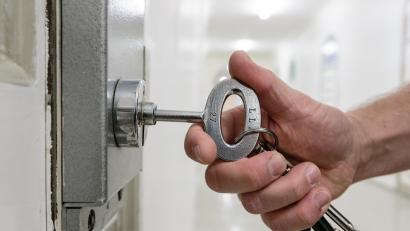 Symbolbild: Markus Scholz/dpa
Weil er seine Stieftochter vergewaltigt hatte, muss ein 48-Jähriger für drei Jahre und neun Monate ins Gefängnis.