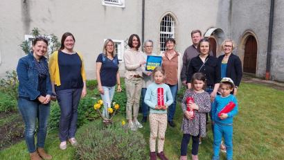 Bild: Pfarrei Kemnath/exb
Kathrin Karban-Völkl, Kathrin Spies, Andrea Kick, Martina Memmel, Maria Baier, Gabi Zaus, Pfarrer Thomas Kraus, Barbara Weismeier und Luzie Söllner (von links) wollen auch weiterhin ökumenische Friedensgebete anbieten.