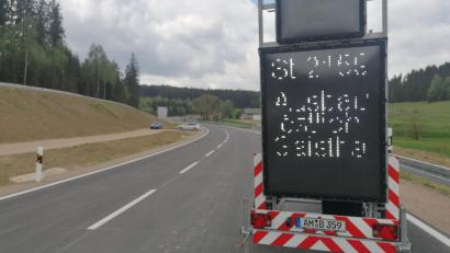 Bild: Kristin Winderl
Dieser Verkehrssicherungsanhänger wurde Freitagvormittag ebenso abgebaut. Jetzt kann der Verkehr wieder ohne Umwege zwischen Gaisthal und Schönsee fließen.