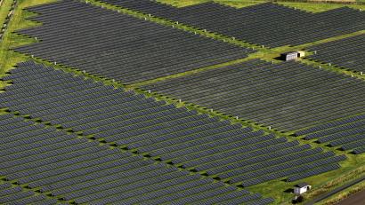 Symbolbild: Christian Charisius/dpa
Die Gemeinde Wiesau hat einen Kriterienkatalog für die Genehmigung künftiger Freiflächen-Photovoltaikanlagen ausgearbeitet.