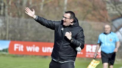 Archivbild: Hubert Ziegler
Erst Hof, jetzt Ruderting: Trainer Bernhard Müller (Bild) und sein Team haben die zweite schwere Aufgabe binnen vier Tagen zu absolvieren.