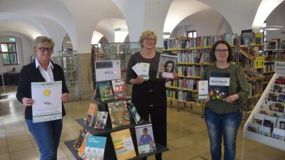 Bild: fz
Sabine Guhl, Leiterin der Regionalbibliothek, Bettina Hahn vom Evangelischen Bildungswerk und Lydia Wetzel (von links) stellen das Aktionsplakat, die Flyer der Aktionswoche sowie Bücher in "Leichter Sprache" vor.