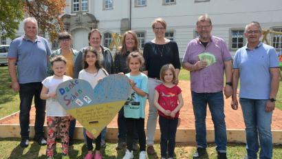 Bild: jr
Bei der Spendenübergabe der Fanclub-Verantwortlichen in Fockenfeld. Von links Alois Hümmer, Gertraud Häckl, Barbara Schaumberger, Claudia Venus und Nina Neumann (alle Kinderschutzbund) sowie Alfons Ulrich und Vorsitzender Raimund Stock. Im Vordergrund einige ukrainische Kinder mit dem Dankeschön-Plakat.