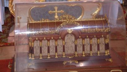 Archivbild: jr
Der Reliquienschrein der heiligen Therese von Lisieux wird in die Pfarrei St. Laurentius Konnersreuth gebracht. Er war bereits 2015 und 2007 in der Pfarrei (im Bild der damalige Diözesanbischof Gerhard Ludwig Müller beim Festgottesdienst).