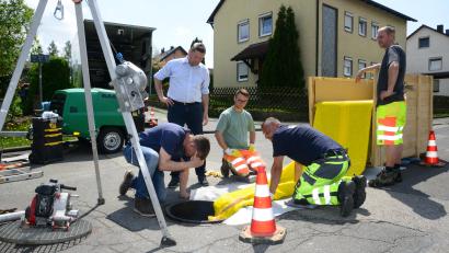 Bild: bey
Die neue Rohrleitung wird Stück für Stück in den Kanal hinabgelassen, per Hand weitergeschoben und dann mit der Seilwinde die vorgesehenen 170 Meter durch den Kanal gezogen.