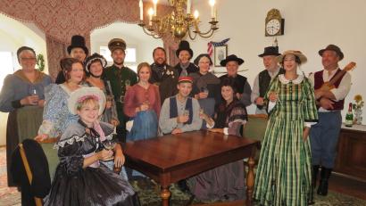Archivbild: rha
Im Wünnenberghaus auf dem Marktplatz, dem einstigen Wohnsitz der Vilsecker Türmerfamilie Peißner, nächtigte Lola Montez 1848. Und dorthin waren die Schauspieler während der Burgfestspiele 2018 zu einer Besichtigung eingeladen. Bei dieser Gelegenheit kam bei den Akteuren der Wunsch auf, einen Theaterverein zu gründen. Gesagt – getan: Die Stadtbühne Lolamannen Vilseck wurde ins Leben gerufen.
