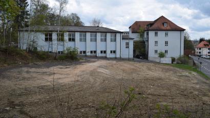 Bild: szl
Binnen weniger Tage war das "Rote Schulhaus" neben der Johann-Andreas-Schmeller-Mittelschule abgerissen. Die Fläche liegt aber nicht lange brach, dort entsteht die neue Zweifach-Turnhalle für 8 Millionen Euro.