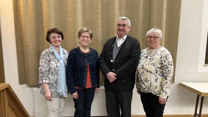 Bild: Renate Bayerl/exb
Bezirksschriftführerin Renate Bayerl (von links) und Vorsitzende Margit Konze begrüßten den neuen Geistlichen Beirat, Stadtpfarrer Alfons Kaufmann, und bedankten sich bei der Oberviechtacher Ortsvorsitzenden Angelika Vogl für die Gastfreundschaft.