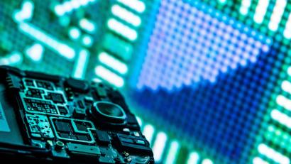 Bild: Lino Mirgeler/dpa
Die Chip-Engpässe halten an - Experten zeigen sich aber vorsichtig optimistisch.