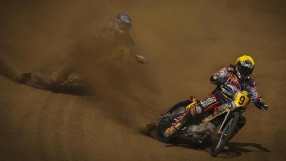 Bild: exb/Herta Schell
Bilder wie das Sandbahnrennen von Herta Schell sind bei der Ausstellung im Schloss Friedrichsburg beim Kunstsommer vom 3. Juni bis 23. Juli zu entdecken.