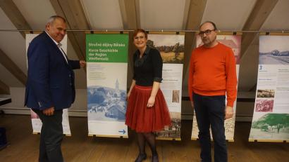 Bild: eib
Bürgermeister Libor Picka mit der Hauptverfasserin Kristýna Pinkrová und Co-Autor Ladislav Ptáček (von links) präsentieren Buch und Ausstellung.