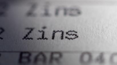 Symbolbild: Daniel Karmann/dpa
Gute Zinsen gibt es kaum noch.